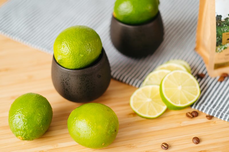 Ziarna kawy przy limonce