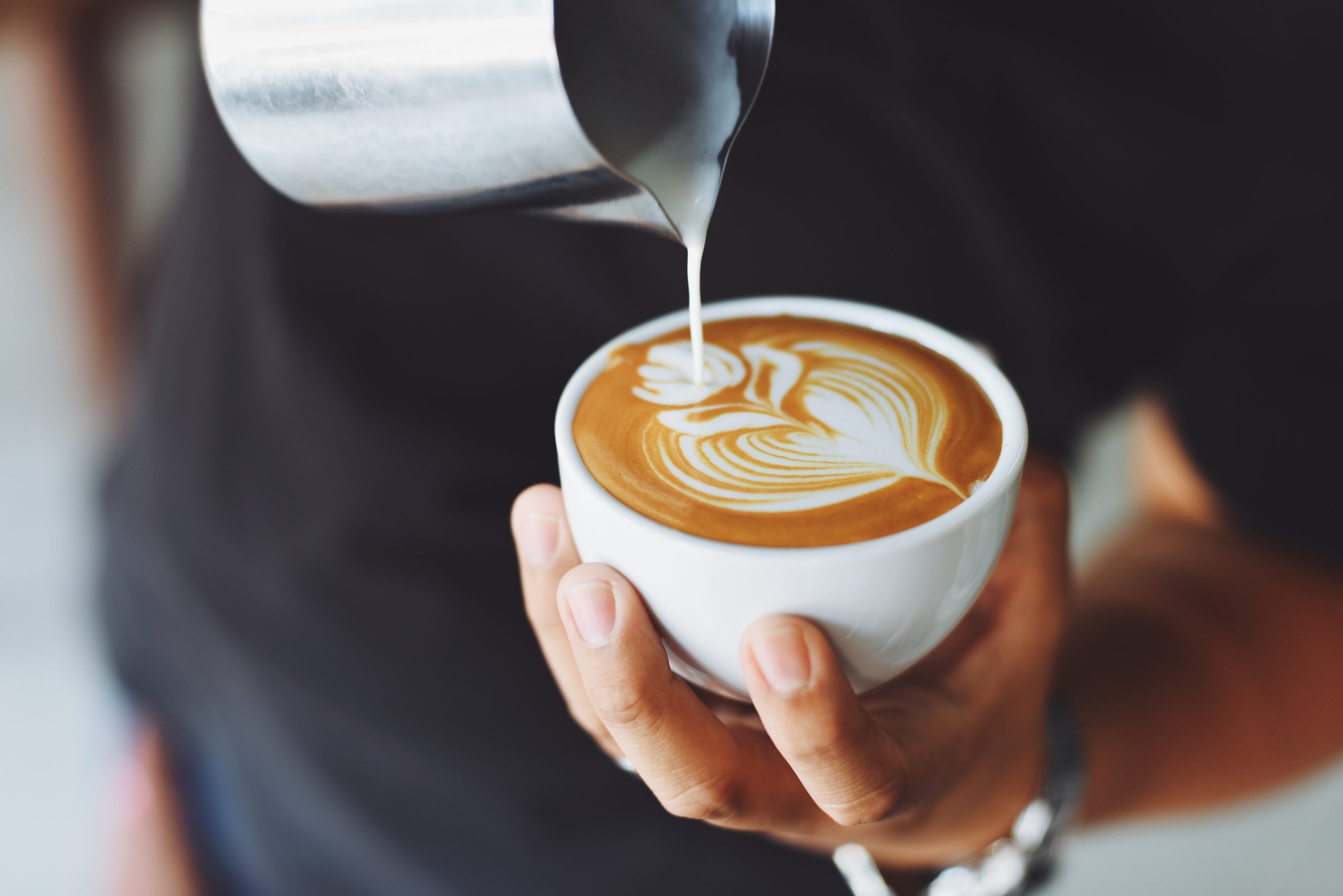 latte art na kawie