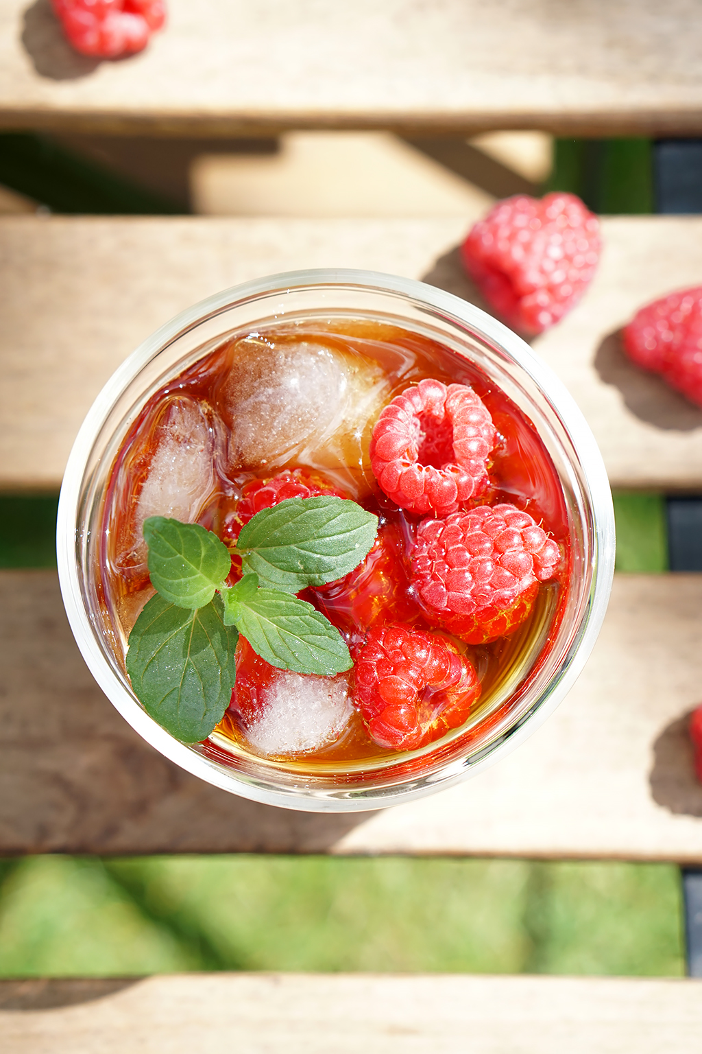 cold brew z owocami maliny i mięta