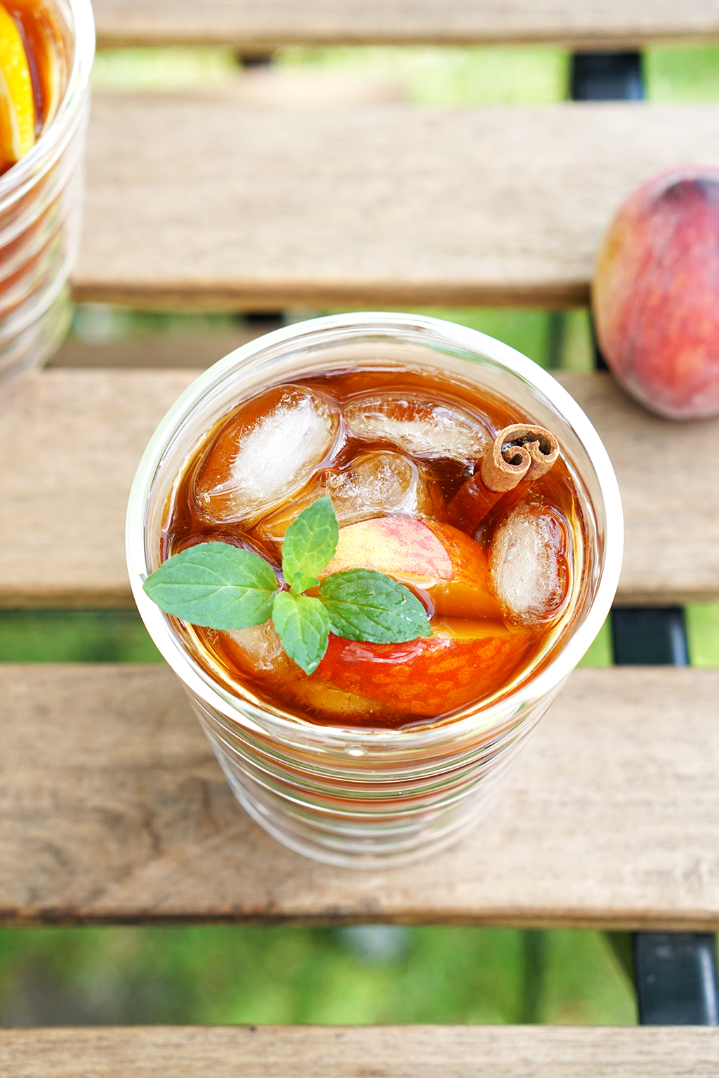 cold brew z brzoskwinią, miętą i cynamonem