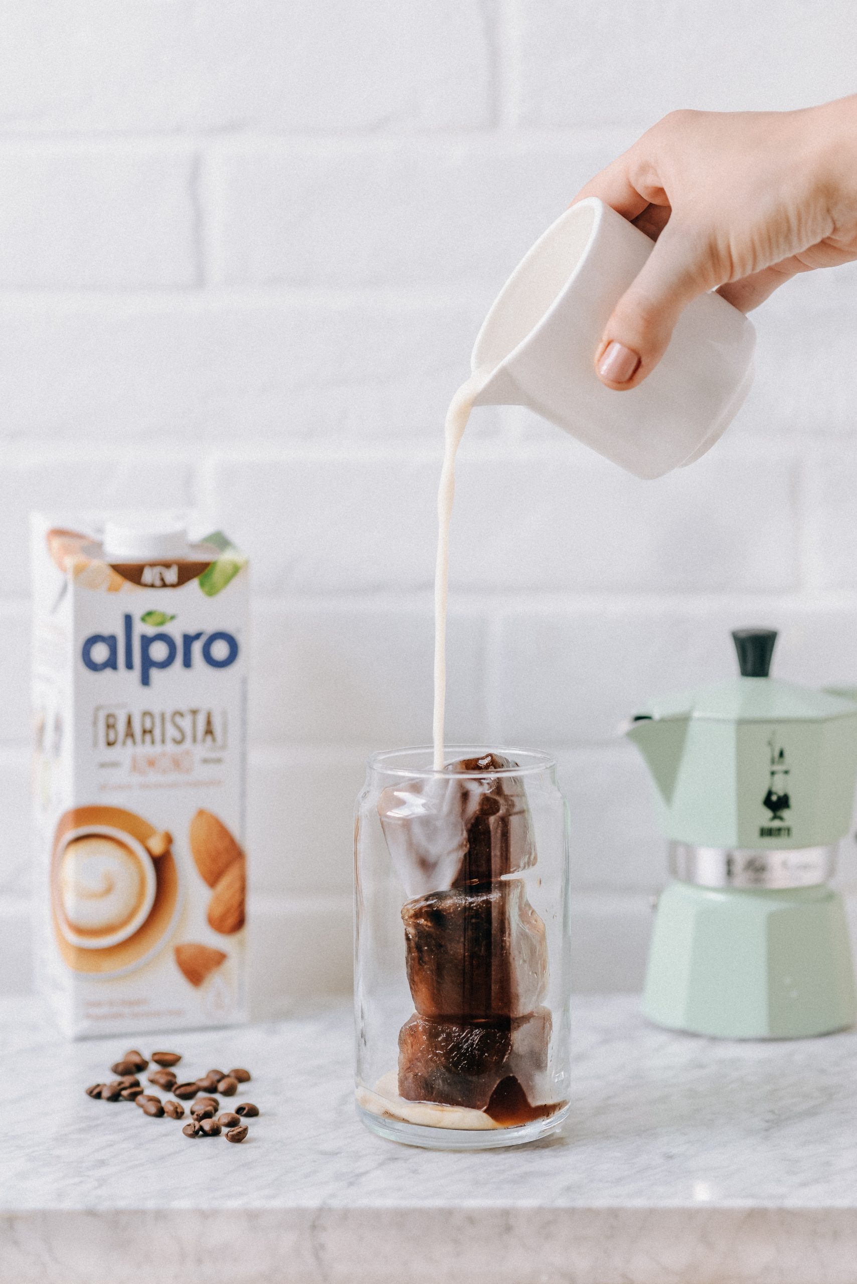 Espresso w kostkach lodu z mlekiem roślinnym Alpro