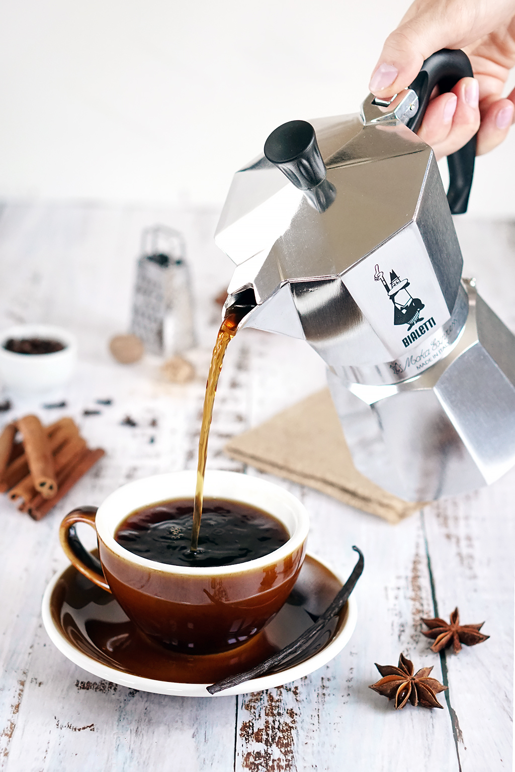kawa z kawiarki Bialetti nalewana do filiżanki Loveramics