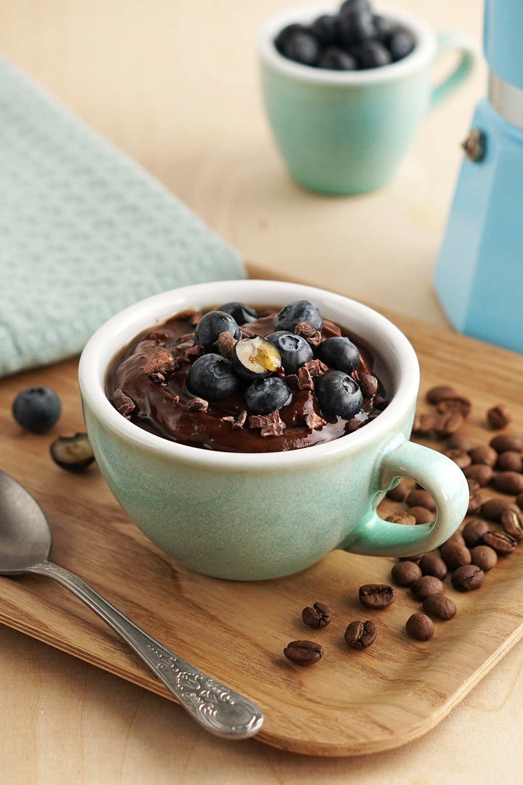 Pudding kawowy z awokado udekorowany borówkami