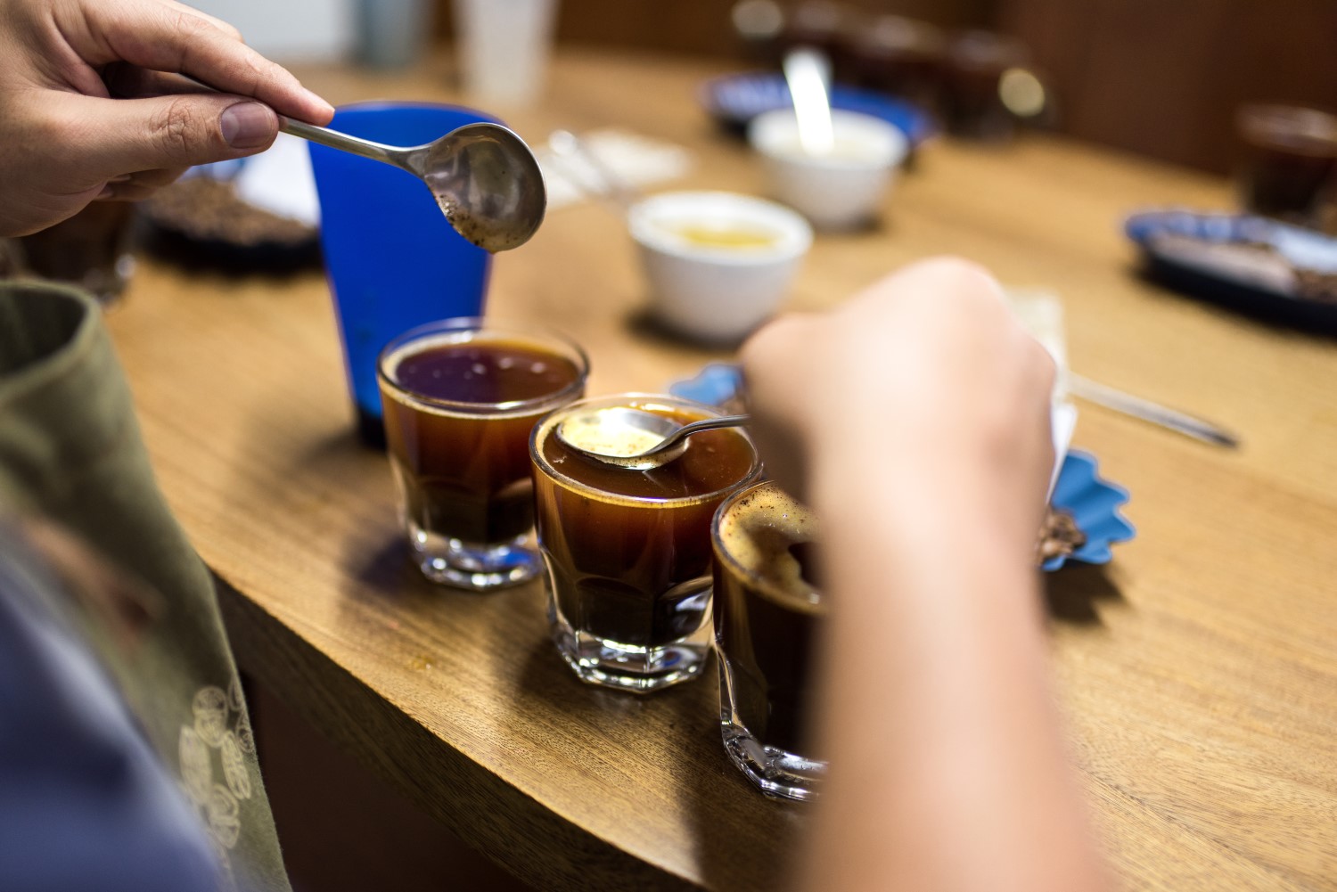 czyszczenie kawy z crustu podczas cuppingu