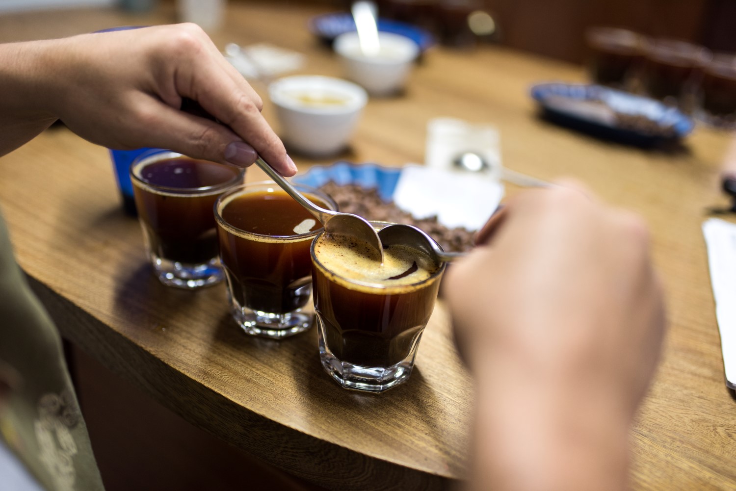 czyszczenie crustu za pomocą łyżek cuppingowych
