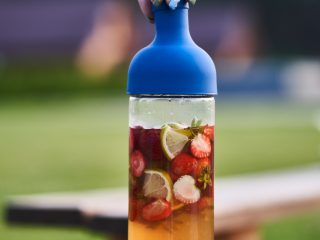 Herbata cold brew z limonką i truskawkami